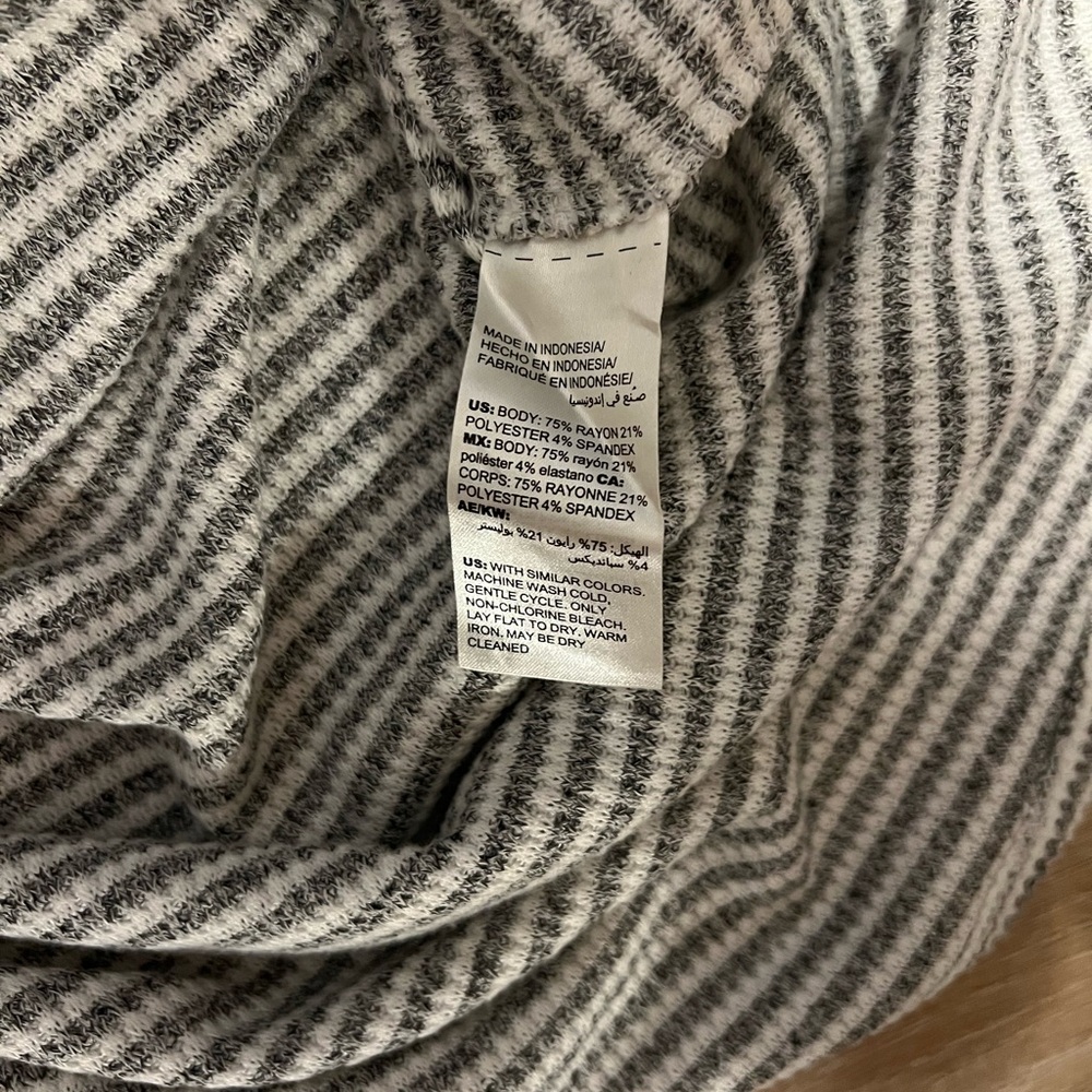 Chico's Zenergy Striped Mock‎ Turtleneck Knit Sleeveless Top Sz 2P US 12/14 P - Picture 10 of 10